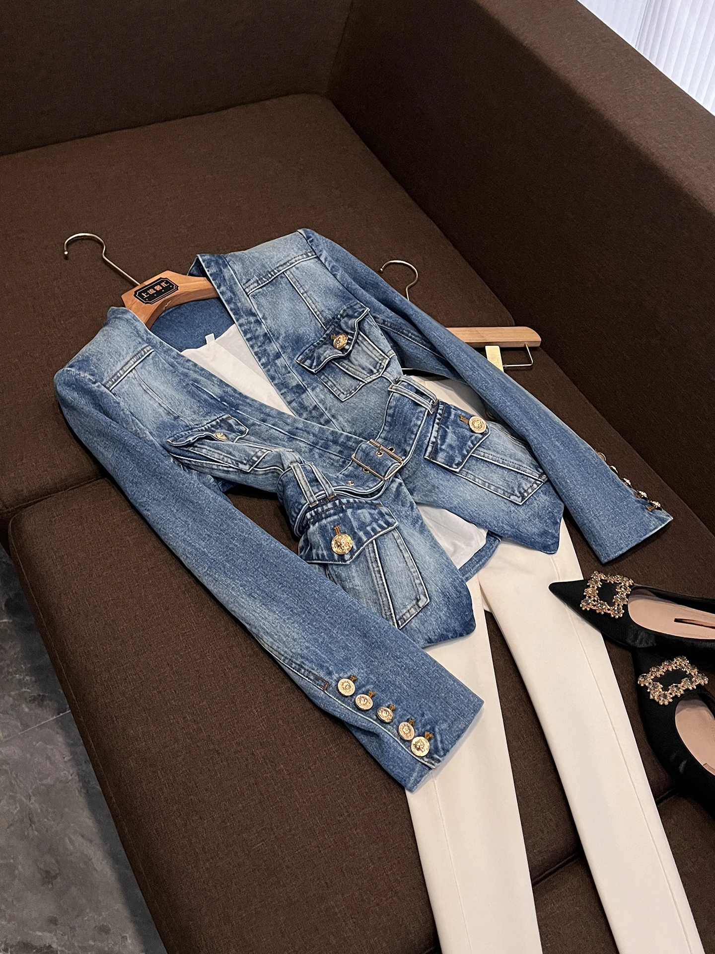 

Весна 2026: Джинсовая куртка-пиджак с поясом на талии, приталенного кроя, в стиле тай-дай, с длинными рукавами, на одной пуговице, для работы