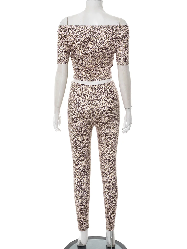 Setelan Olahraga 2 Potong Wanita Model Unik, Atasan Crop Top Motif Leopard Kerah Slash + Legging Stretch, Pakaian Sporty Streetwear yang Serasi