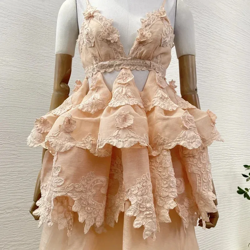 2025年新作コレクション レディース ピンクレース パッチワーク カスケード ディープVネック バックレス ノースリーブ カットアウト ミディ丈ワンピース