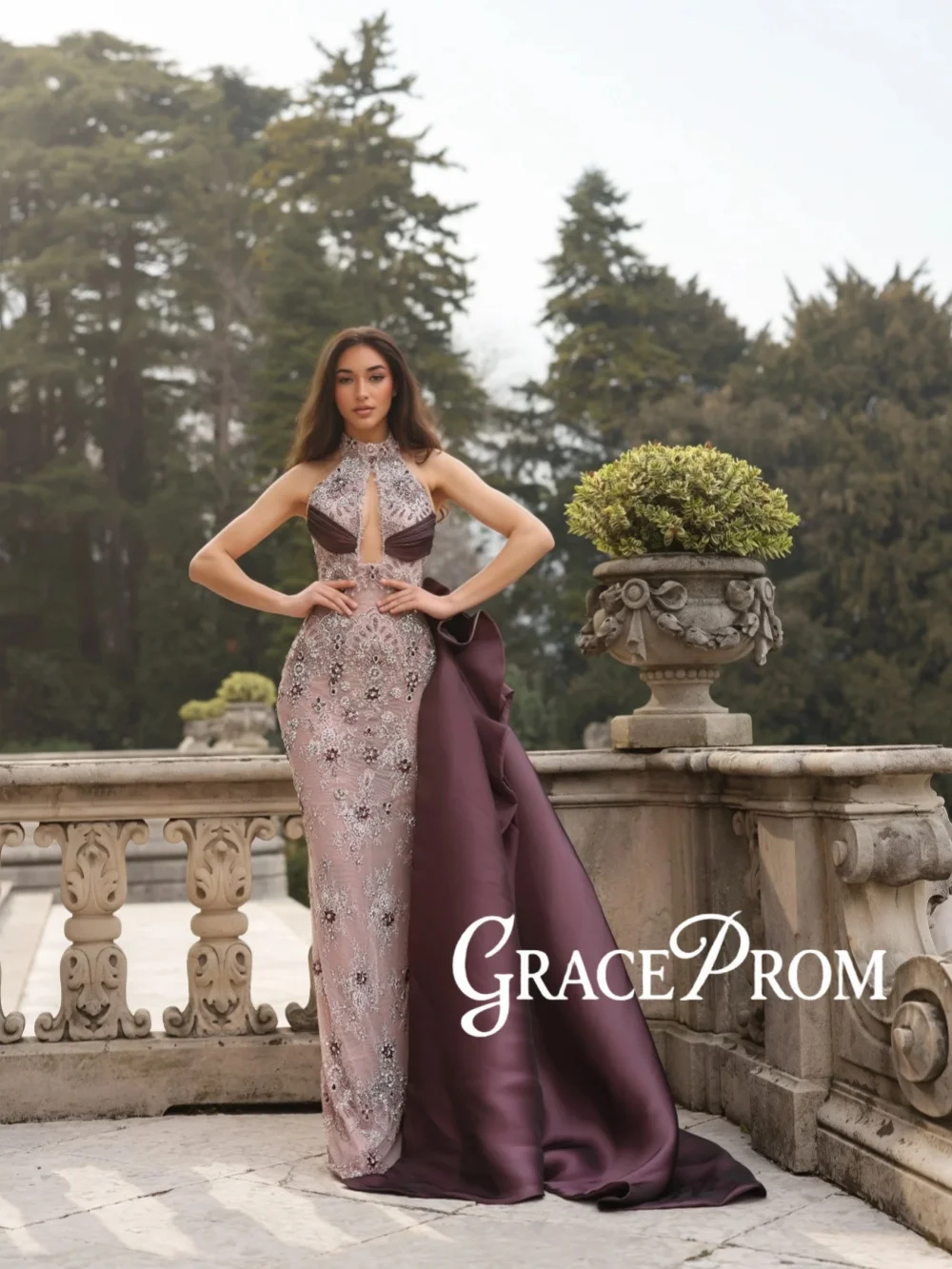 

Dazzling Crystal Illusion Lace Evening Dress With Side Train Chic Halter Straight Wedding Party Gown Customized Red Carpet Gowns