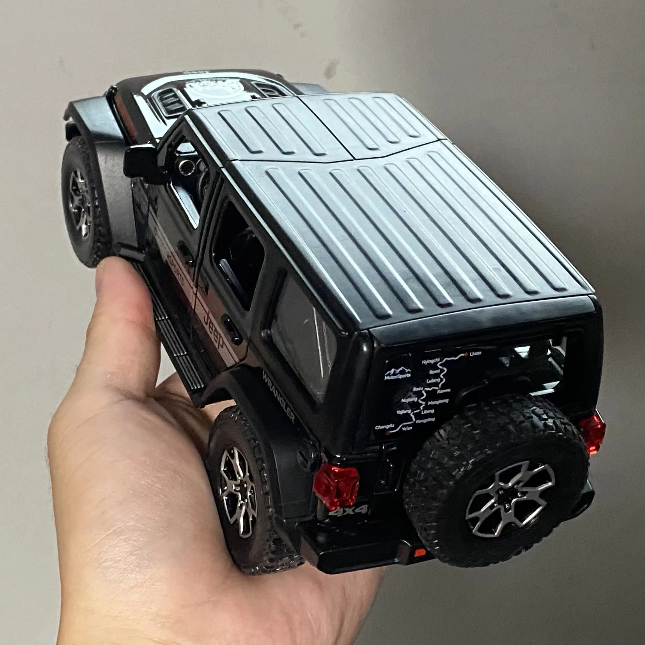 1:22 Jeep Wrangler Off Road SUV in lega di metallo pressofuso modello di auto suono e luce tirare indietro oggetti da collezione decorazione hobby compleanno ragazzo