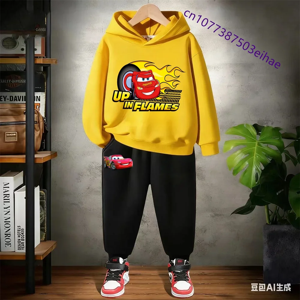 

Комплект детской теплой одежды Disney 2026 года — свитер с воротником-стойкой и узором «Машинки» — для детей 3–14 лет, размеры M–L