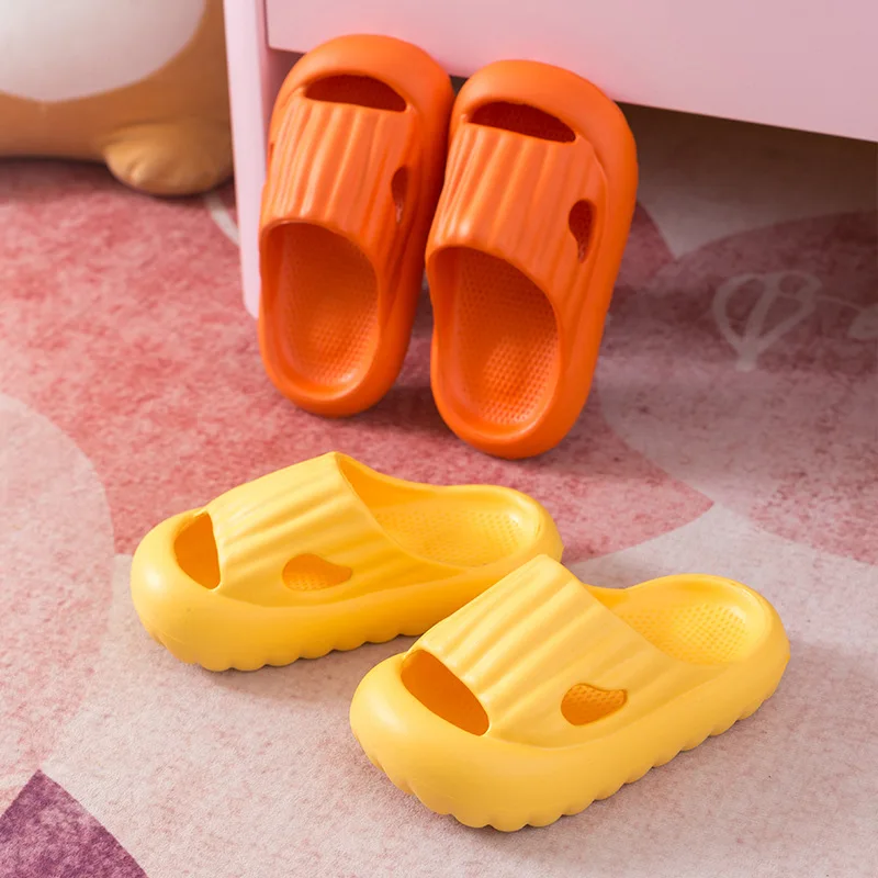 Sandal untuk Anak Laki-laki Perempuan Sepatu Rumah Sandal Jepit Musim Panas Sandal Dalam Ruangan Rumah Sol Lembut Sandal Pantai Uniseks Bantal SLIDE Sepatu Anak-anak Anak-anak