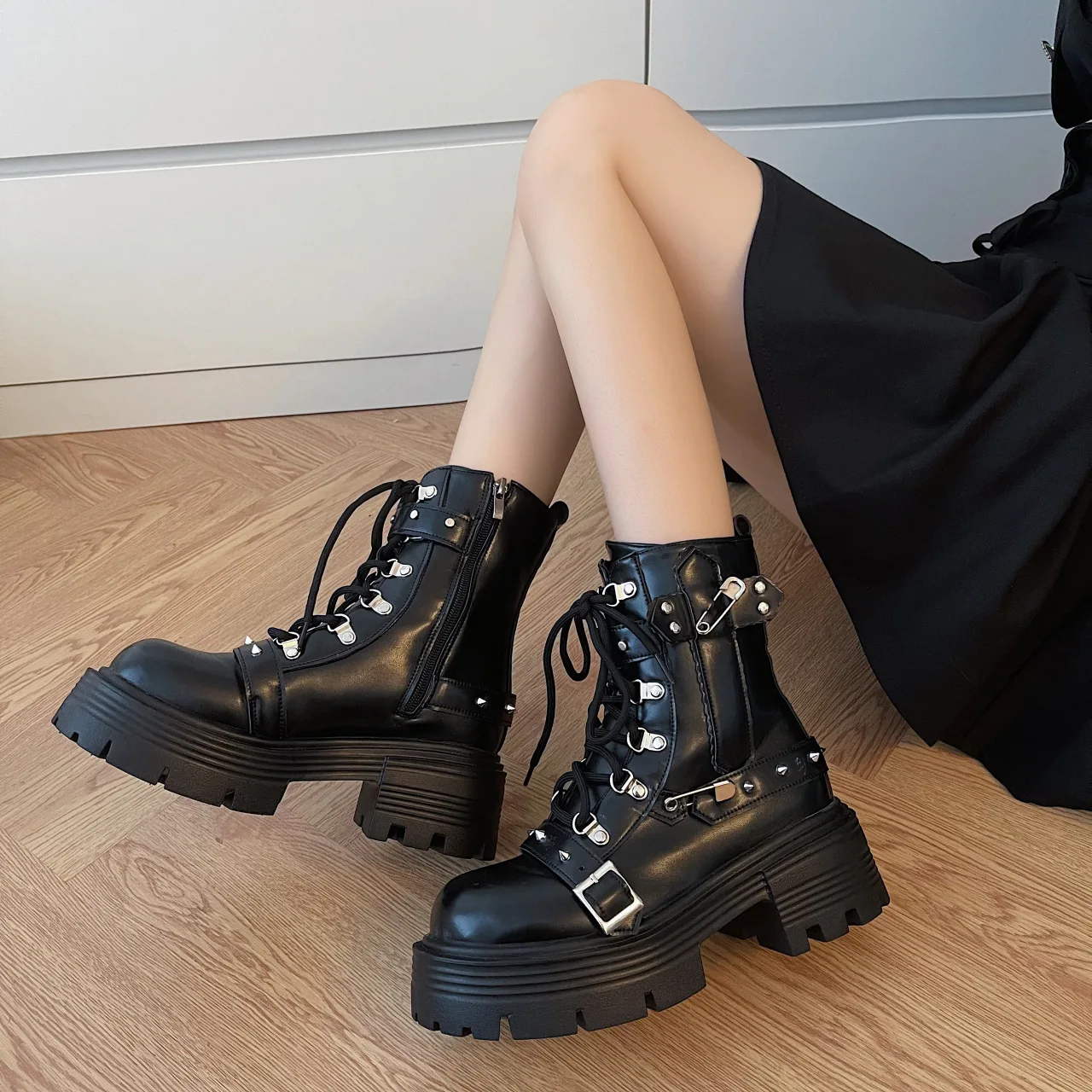 2024 New Women's Rivet Chain Design Short Boots Gothic Shoes Street Fashion Lady Rock Boots Metal Decor Punk Style Women Shoes