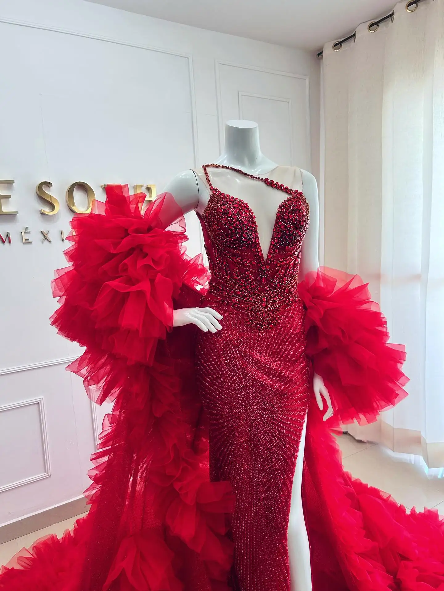 2025年トレンド レッドスパンコール フィッシュテール イブニングガウン コート フォーマル カスタムメイド フリル パーティー ウェディング マキシ オーバーレイ ケープ ロングスリーブ