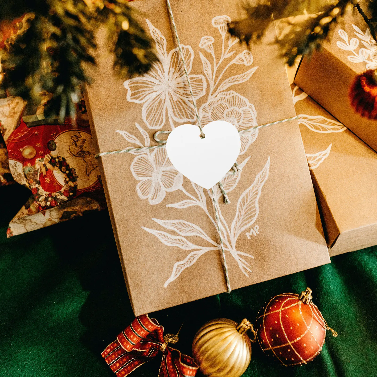 

300pcs Heart Shaped Paper Tags Valentine's Day Love Cards Craft Gift Wrapping Tags Red White Brown DIY Name Cards for Party