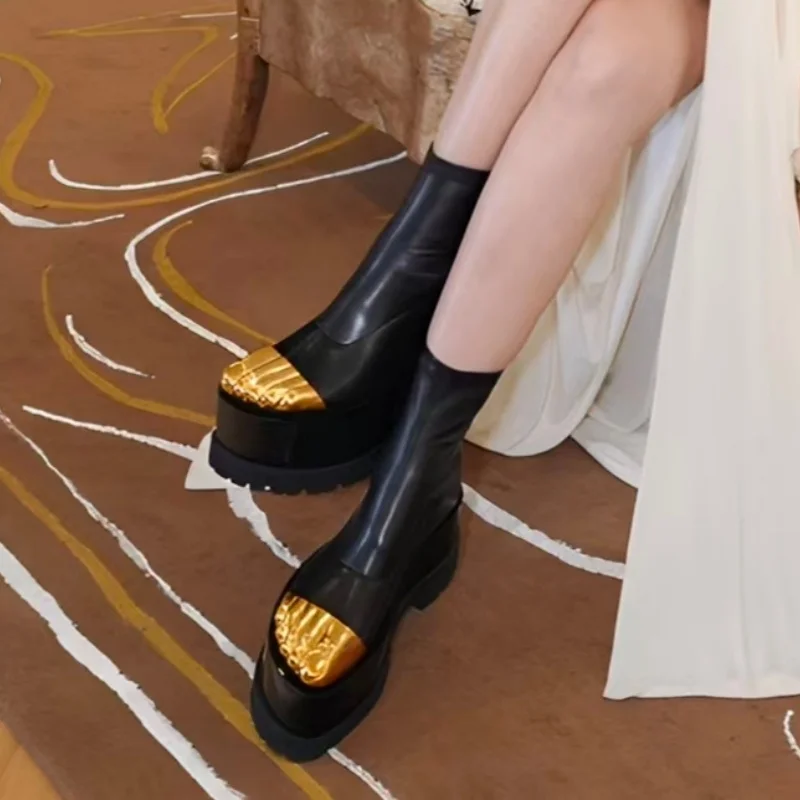 

Черные сапоги до середины икры на платформе с металлическим декором, женские кожаные короткие ботинки с золотым носком и молнией сзади, модная модная женская обувь для вечеринок в стиле панк