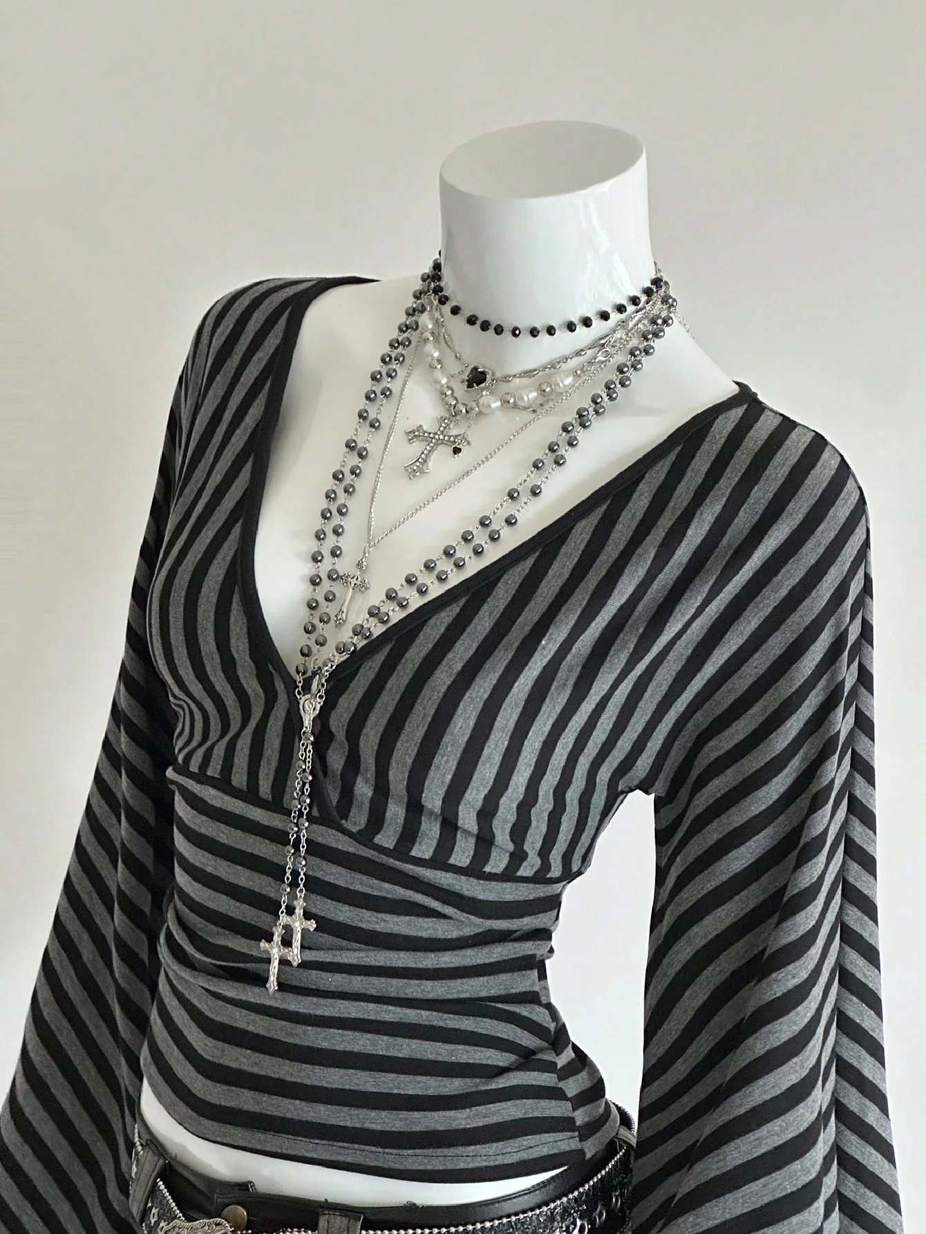 Dark Sweet Cool Style V-neck Cross Pleating Short Top Micro Bell Sleeve Slim Fit Midriff-Baring Hot Girl T-shirt for Women Y2K s