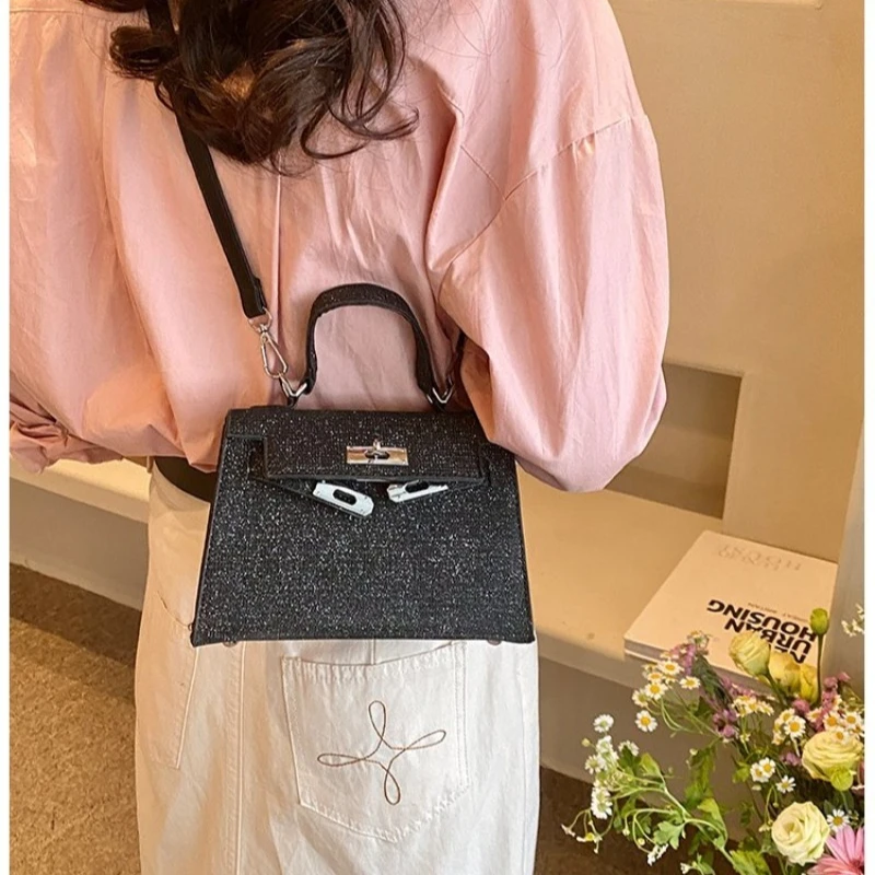 กระเป๋าผู้หญิงอเนกประสงค์พร้อมดีไซน์ลายพิมพ์ สะพายข้างหรือสะพายใต้วงแขน มีสไตล์และใช้งานได้จริงสำหรับผู้หญิง