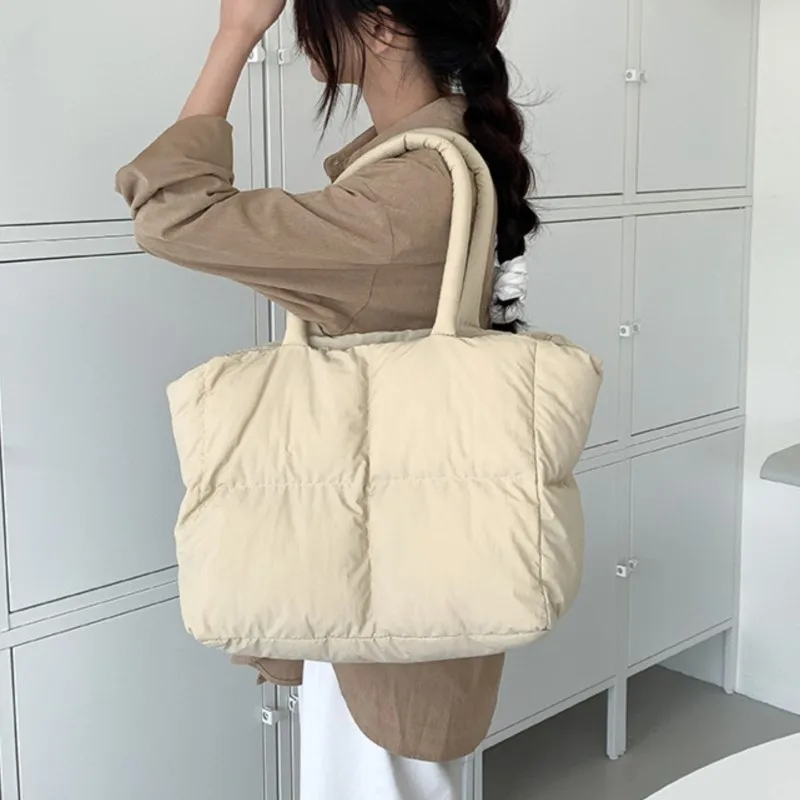 Sacs à main en duvet de coton pour femmes, sac nuage de grande capacité, veste en duvet, mode simple, sac fourre-tout pour étudiants, nouveau, 2024