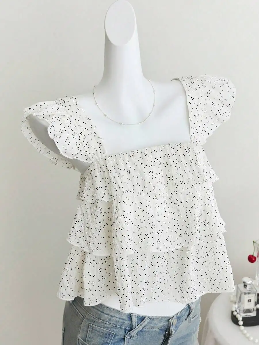 

Женская белая блузка в горошек с многоярусными оборками и рукавами-крылышками