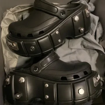 Unisex Metal Rivet Thick Bottom Sandals Paris Is My Home INS Clog Shoes Head Cover Slippers EVA Material Comfortable Footwear