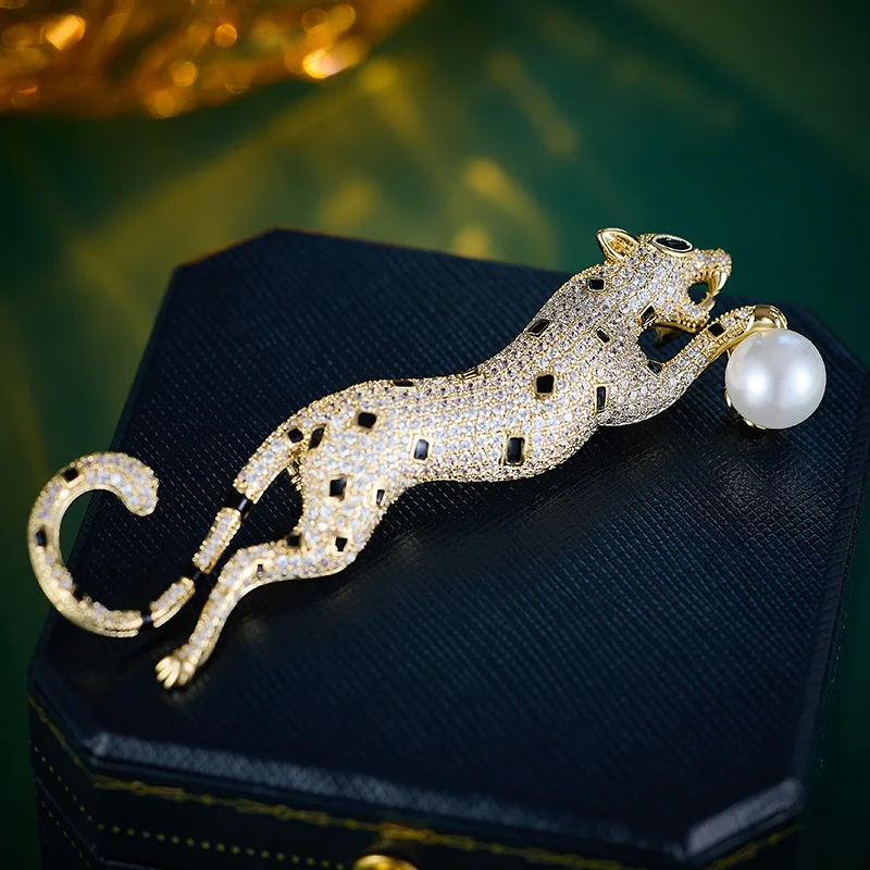 

High-end Heavy Craft Cheetah Brooch Exquisite Inlaid Zircon Animal Brooch Personalized Unisex Coat Suit Accessory for Women