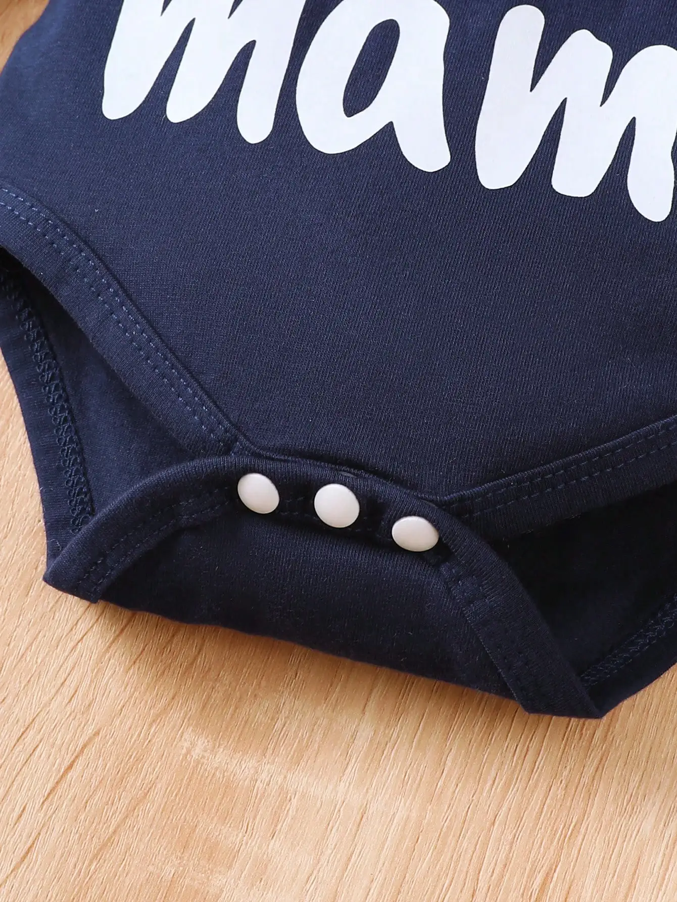 Frühlings- und Herbst-Outfit mit Kapuze für Zwillinge, marineblauer Langarm-Strampler mit Aufdruck „I Love Mama/Papa“ in Kombination mit passender Jogginghose in der gleichen Farbe, schlichtes Herz- und Buchstabenmuster, geeignet für Neugeborenen-Fotoshootings, Tagesausflüge, süßes zweiteiliges Baby-Set. – Detail 5