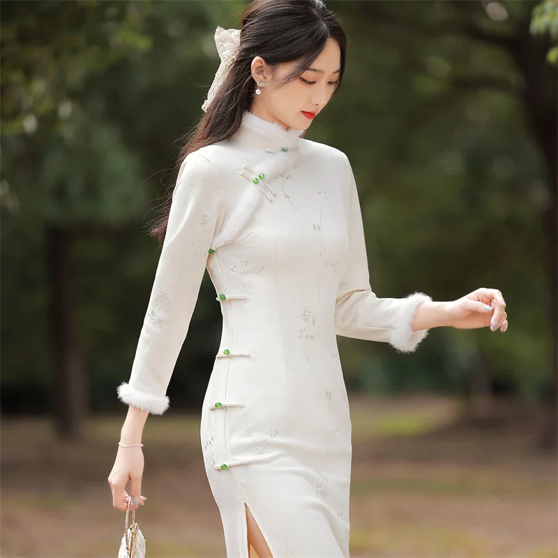 Cheongsam White Velvet Thickened Long Side Eight-Button Cheongsam Snowflake Velvet Embroidery Retro Literary Improvement