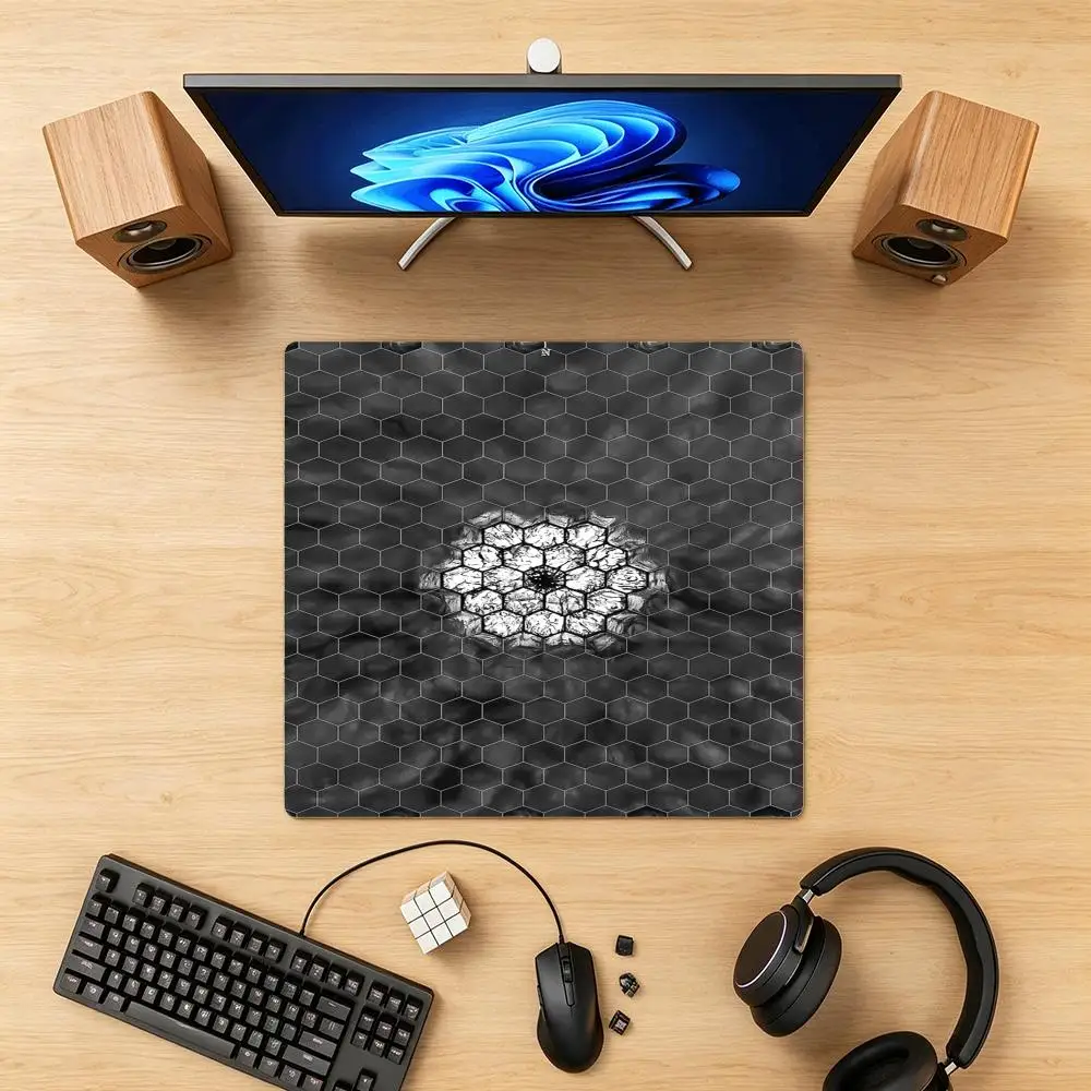 

Low-Poly Gradient Pattern Desk Mat, Premium Bound Edge Non‑Slip Mouse Pad