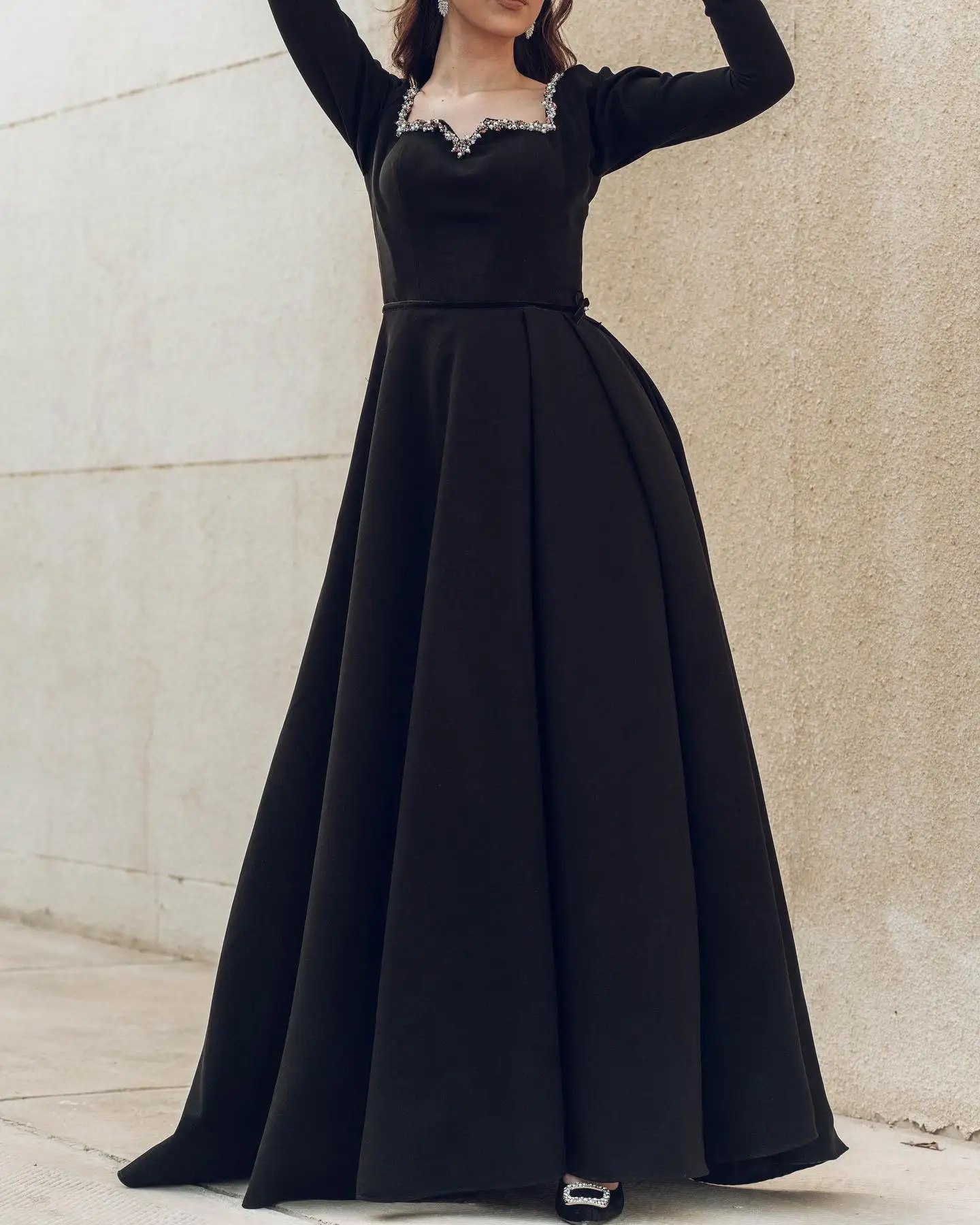 ชุดราตรีทรงเอไลน์ประดับเลื่อมลูกปัดระบายแขนยาวแบบสั่งตัดพิเศษ ดีไซน์หรูหราสง่างาม ยาวกรอมพื้น เหมาะสำหรับงานพรอม