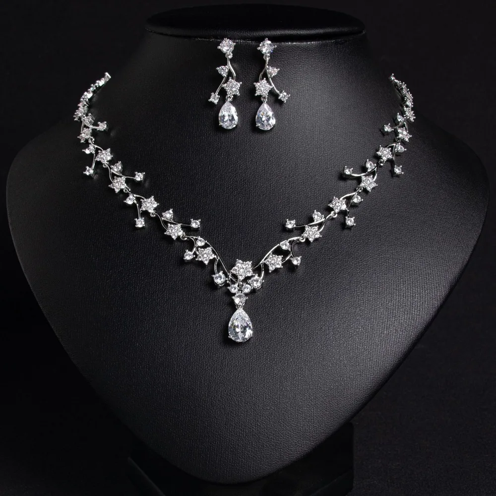 

Women's Cubic Zirconia Teardrop Necklace and Earrings Jewelry Set, High-End Luxury for Banquets and Anniversaries.