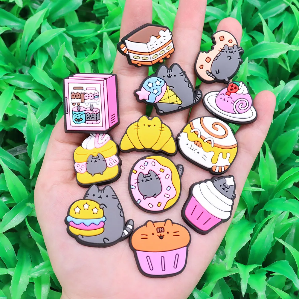 1 pz ciondoli per scarpe in PVC Kawaii Cat Cupcake Pizza Noodles Hamburger gelato fibbia per auto zoccolo foro pantofola ornamenti regalo per feste per bambini