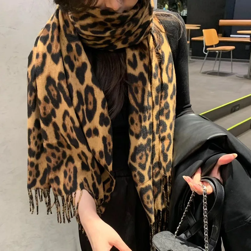 Niche Design Sweet Cool Retro Leopard Print Fringed Scarf Female  Millennial Spice Girl Style Autumn  Winter Thickened Shawl