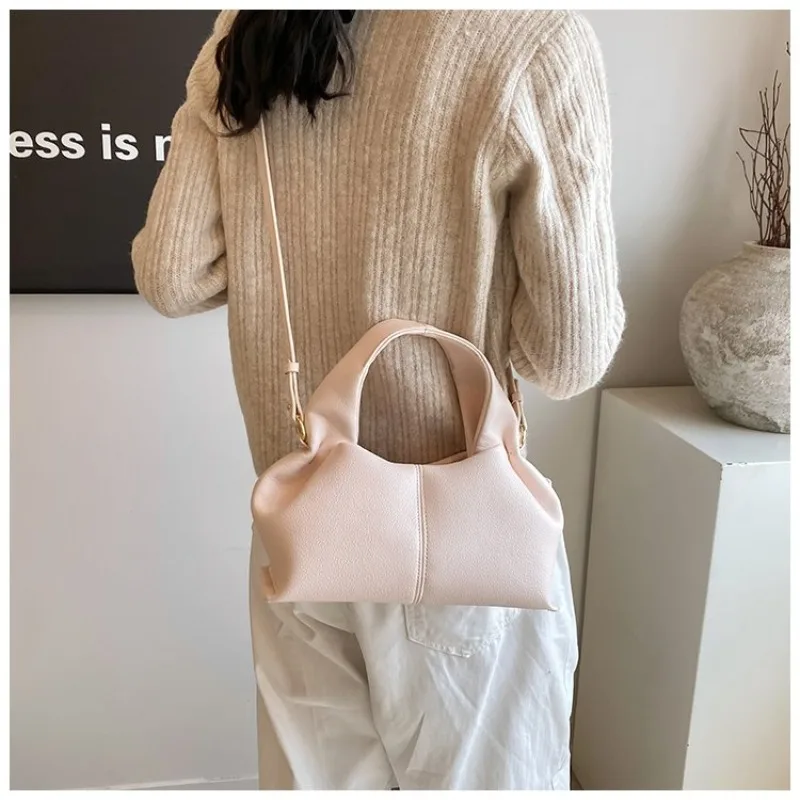 Mini-Halbmond-Umhängetasche, kompakt & stilvoll mit Wildleder-Finish und Bärenmotiv, kleine Kapazität für alltägliche Freizeitaktivitäten & Arbeit – Detail 31