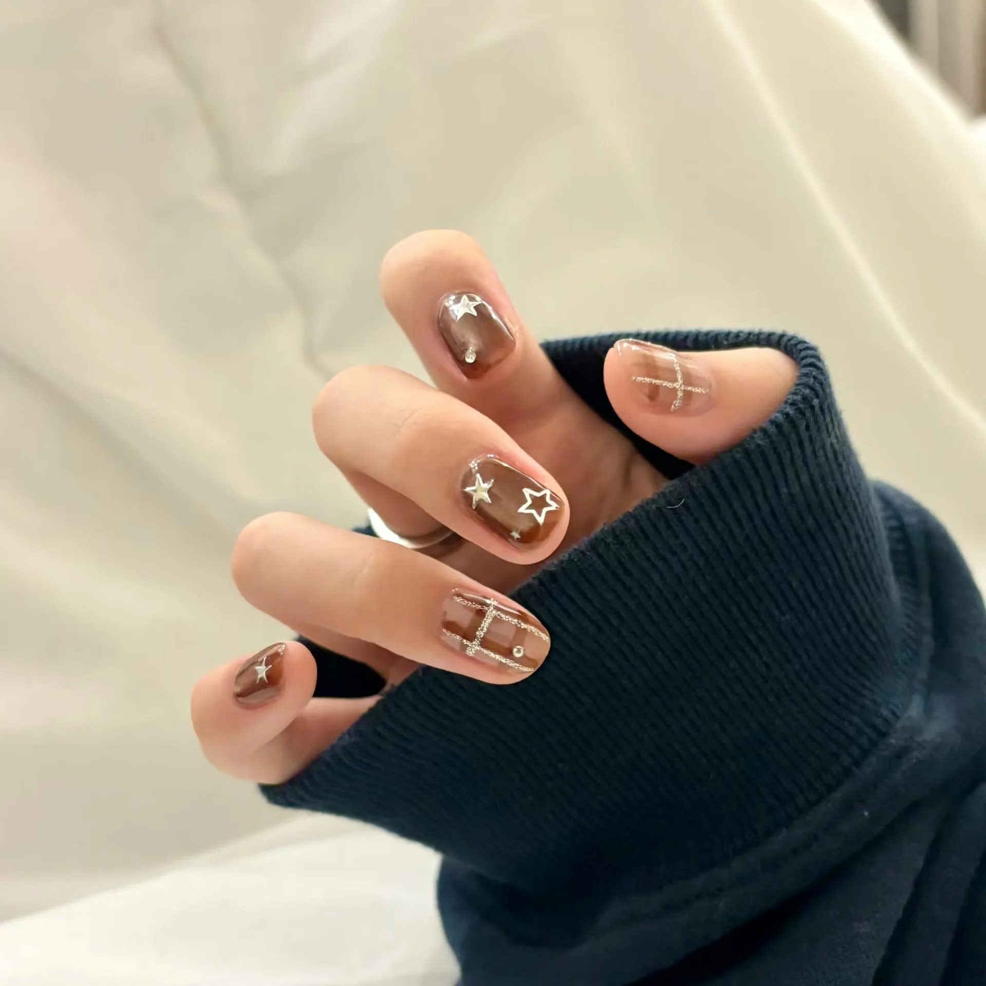 เล็บปลอมแบบกดติด 10 ชิ้น ลายดาวสีน้ำตาลสไตล์เรโทร สำหรับผู้หญิงและเด็กผู้หญิง ถอดออกได้ สวมใส่ได้