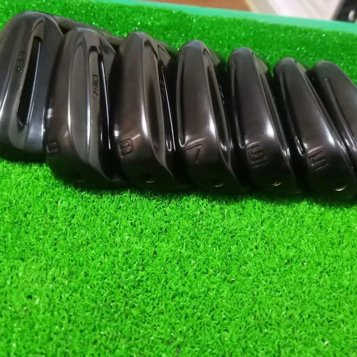 2025 نادي الجولف الجديد للرجال الجيل الخامس 790 مجموعة مكاوي سوداء (456789P) R/s عمود مرن من الفولاذ/الجرافيت مع غطاء علوي #5