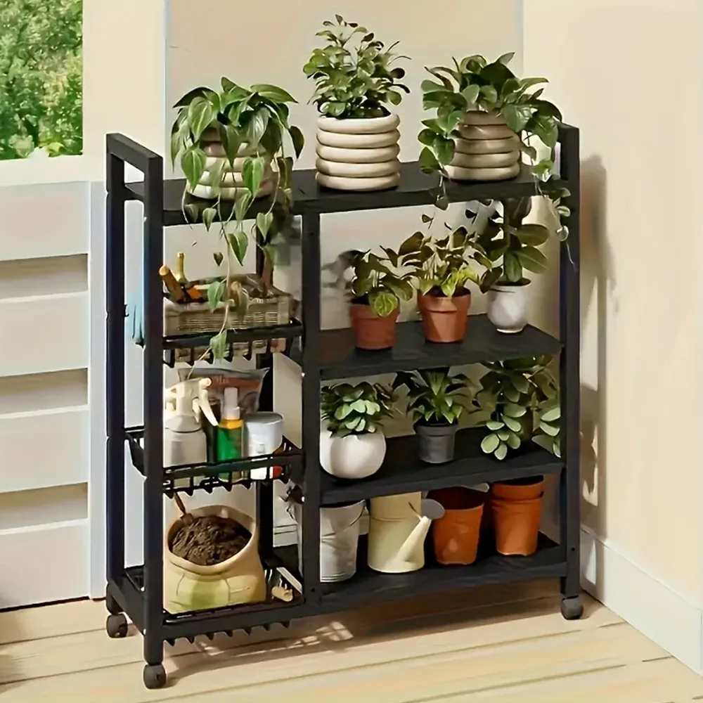 Hetzelfde keukenrek met planten, gieters en tuingerei langs een muur