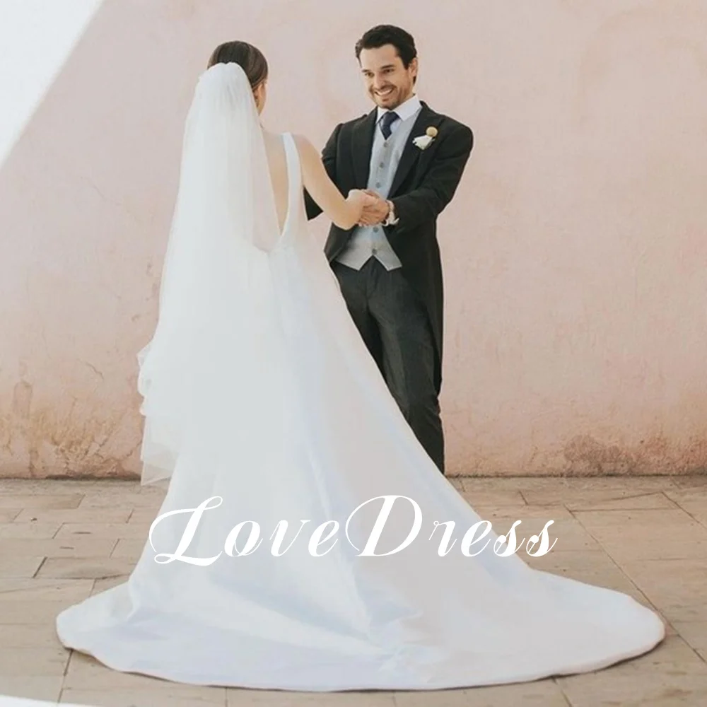 Lovedress ชุดเดรสแต่งงานแขนกุดสไตล์โบฮีเมียนคอกลมมีกระเป๋าชุดเจ้าสาวผ้าซาตินแบบเรียบง่ายทรงเอไลน์ชุดกระโปรงยาวเปิดหลัง