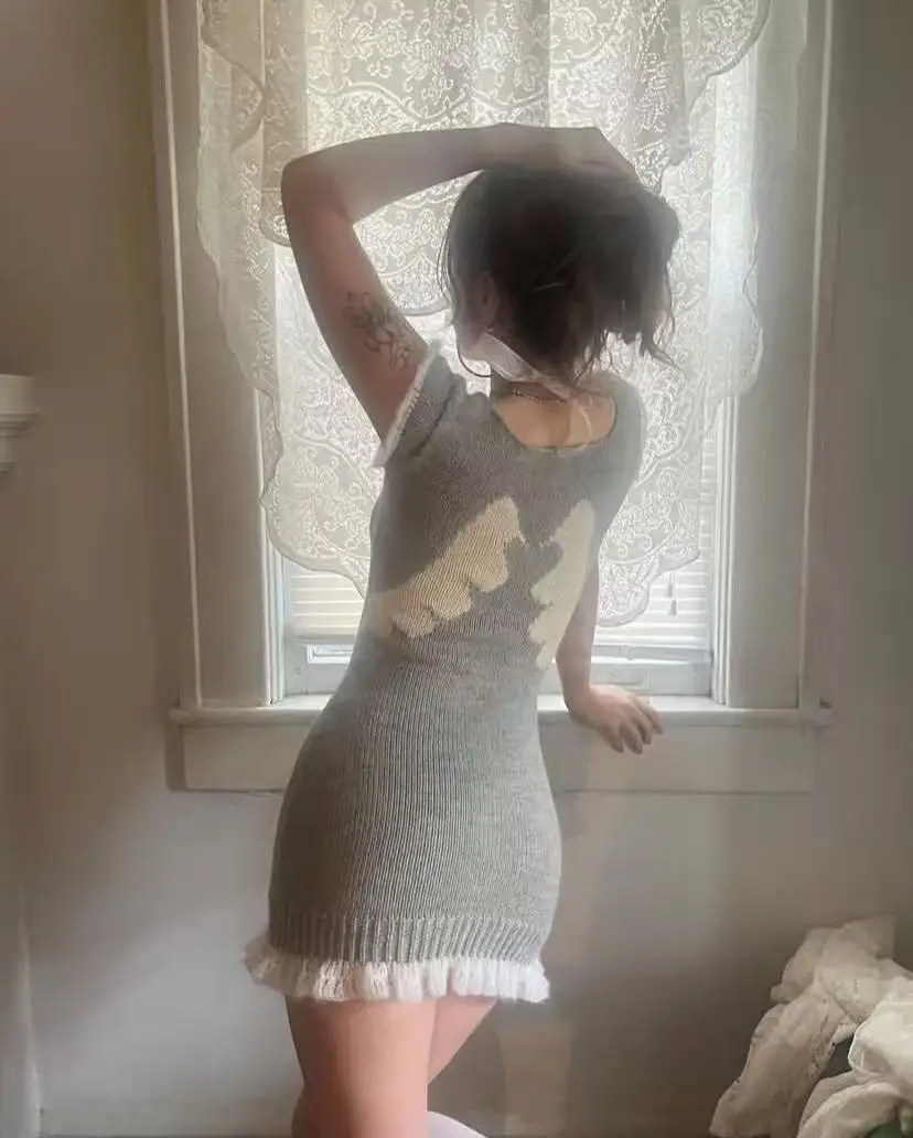 Sommerliches, pürer-Temperament-Kleid für die stilbewusste Frau: Figurbetont, schlankmachend, taillenbetonend, mit flatternden Ärmeln und kurzem Rock. – Detail 2