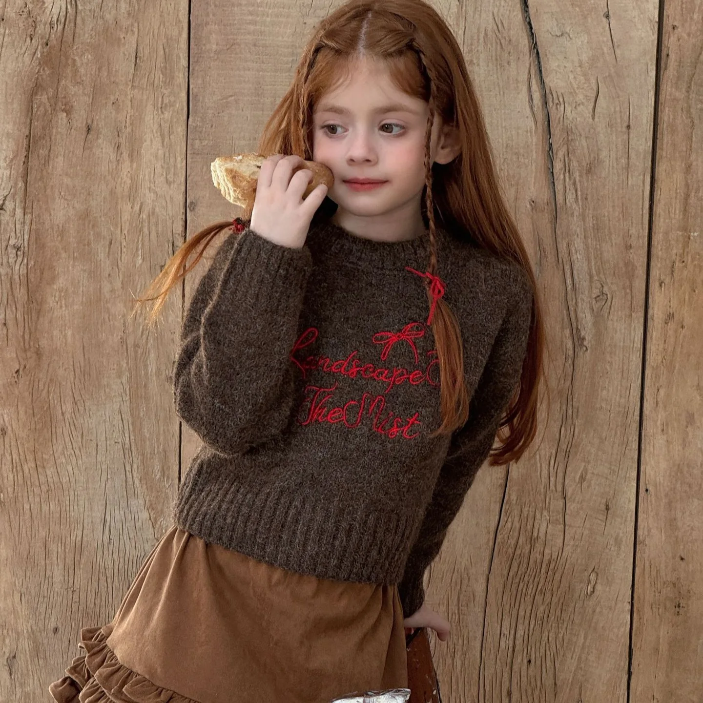 2025 شتاء جديد الأطفال رسالة مطرزة الجولة الرقبة سميكة معطف بقلنسوة الفتيات الكورية محبوك بلوزة سميكة