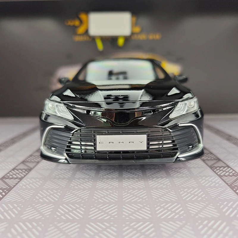 

1:18 simulation large Toyota Camry alloy car model, doors and engine hood, trunk can be opened, desktop ornaments, gifts
