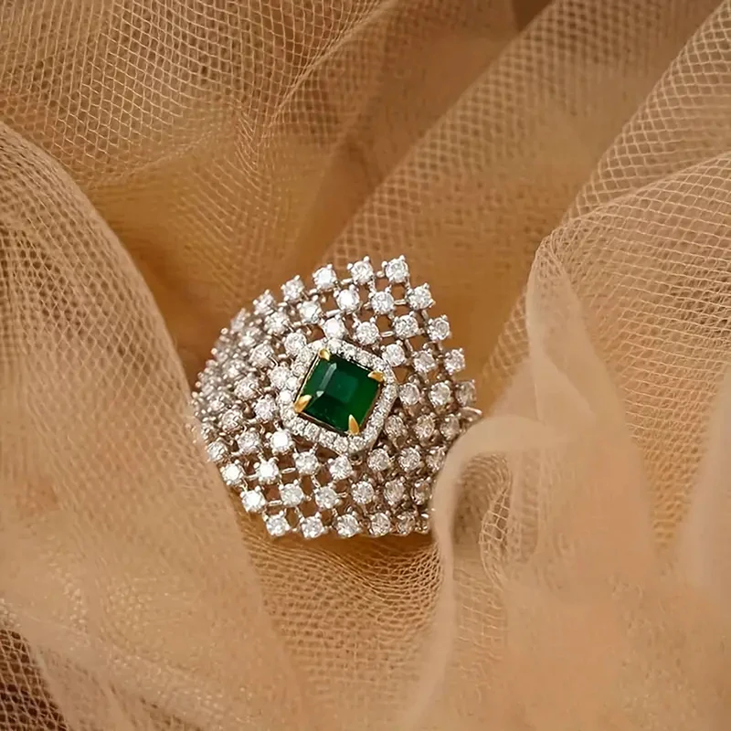 Huitan Funkelnder Damenring mit grünem CZ-Stein, hohles Design, modisch, für Hochzeit, elegante Dame, Jahrestag, Accessoires, Schmuck, Geschenk – Detail 5
