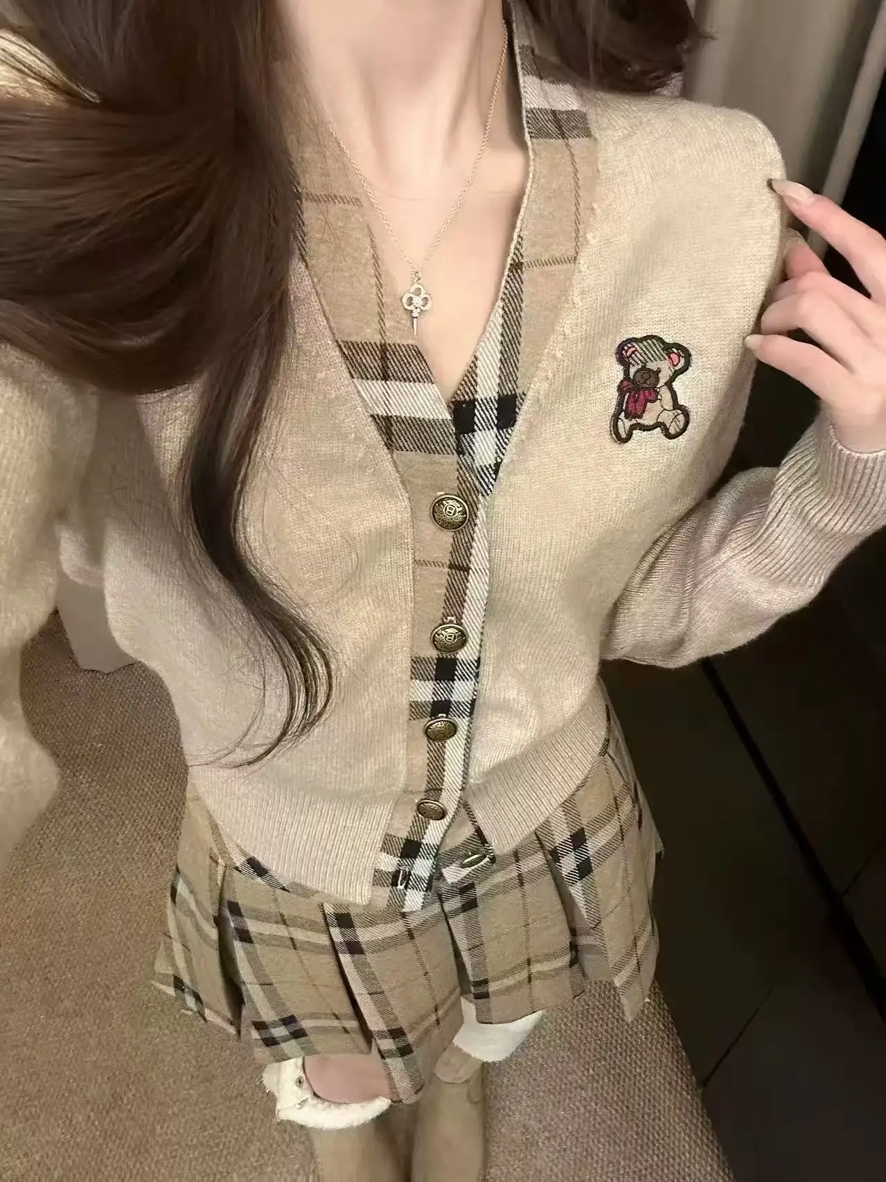 

Шерстяной вязаный кардиган с французским мультяшным плюшевым мишкой и v-образным вырезом, женский осенне-зимний модный тонкий свитер с длинными рукавами, повседневный универсальный топ