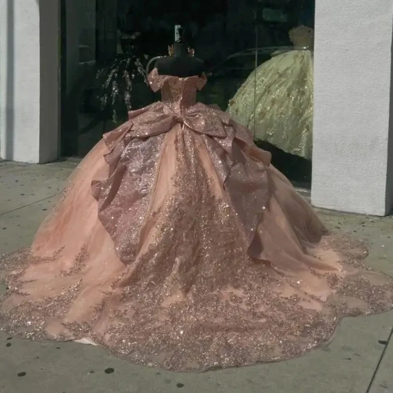 Abiti Quinceanera rosa lucido con spalle scoperte Principessa Applique Perline di pizzo Fiocco di cristallo Tull Dolce 16 Abito da festa di compleanno Vesti