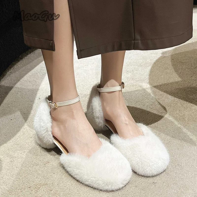 

2025 Новые осенние меховые сандалии для женщин, модные туфли-лодочки на массивном среднем каблуке с круглым носком и ремешком на щиколотке, меховые сандалии, плюшевые модельные туфли черного цвета