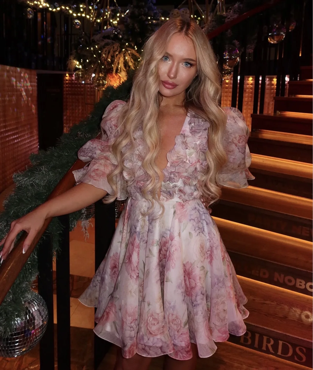 Ropa femenina vestido de mujer estampado con cuello en V tirantes tridimensionales pétalos decorados cintura elegante vestidos de princesa