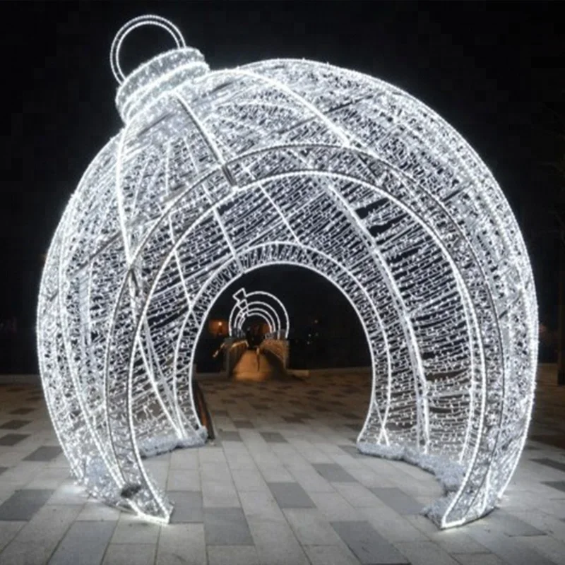 Las grandes bolas de Navidad al aire libre encienden la luz gigante del motivo del arco de las luces de Navidad al aire libre