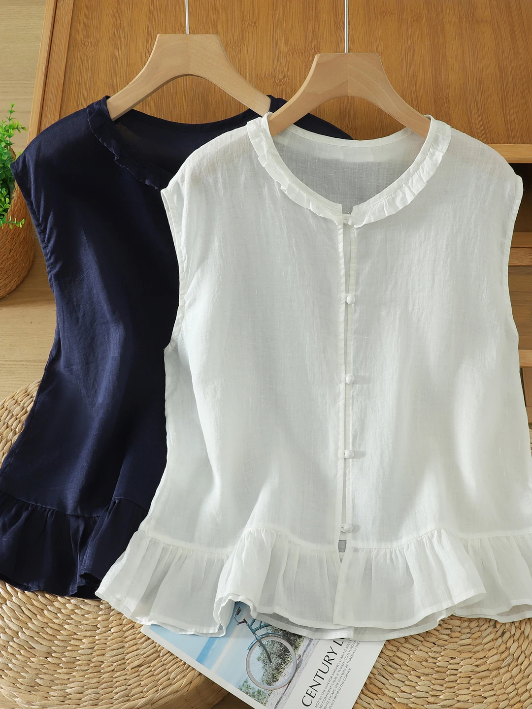 

Elegant Collar Shirt Women Summer New Style Light Maturity Single Button Sleeveless Top Wooden Ear Splicing Pleat round ...