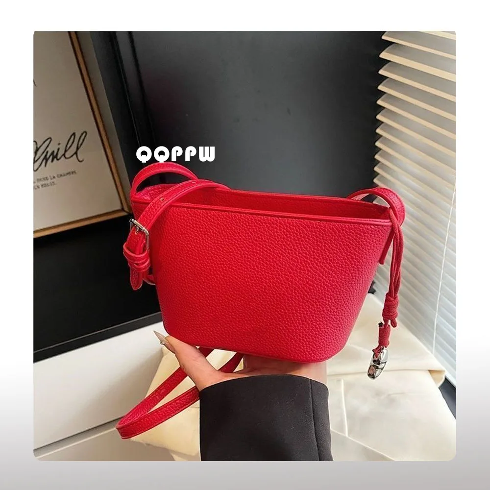 

Niche small bag, fashionable, simple and versatile new shoulder crossbody bag, summer French zipper universal small bag.