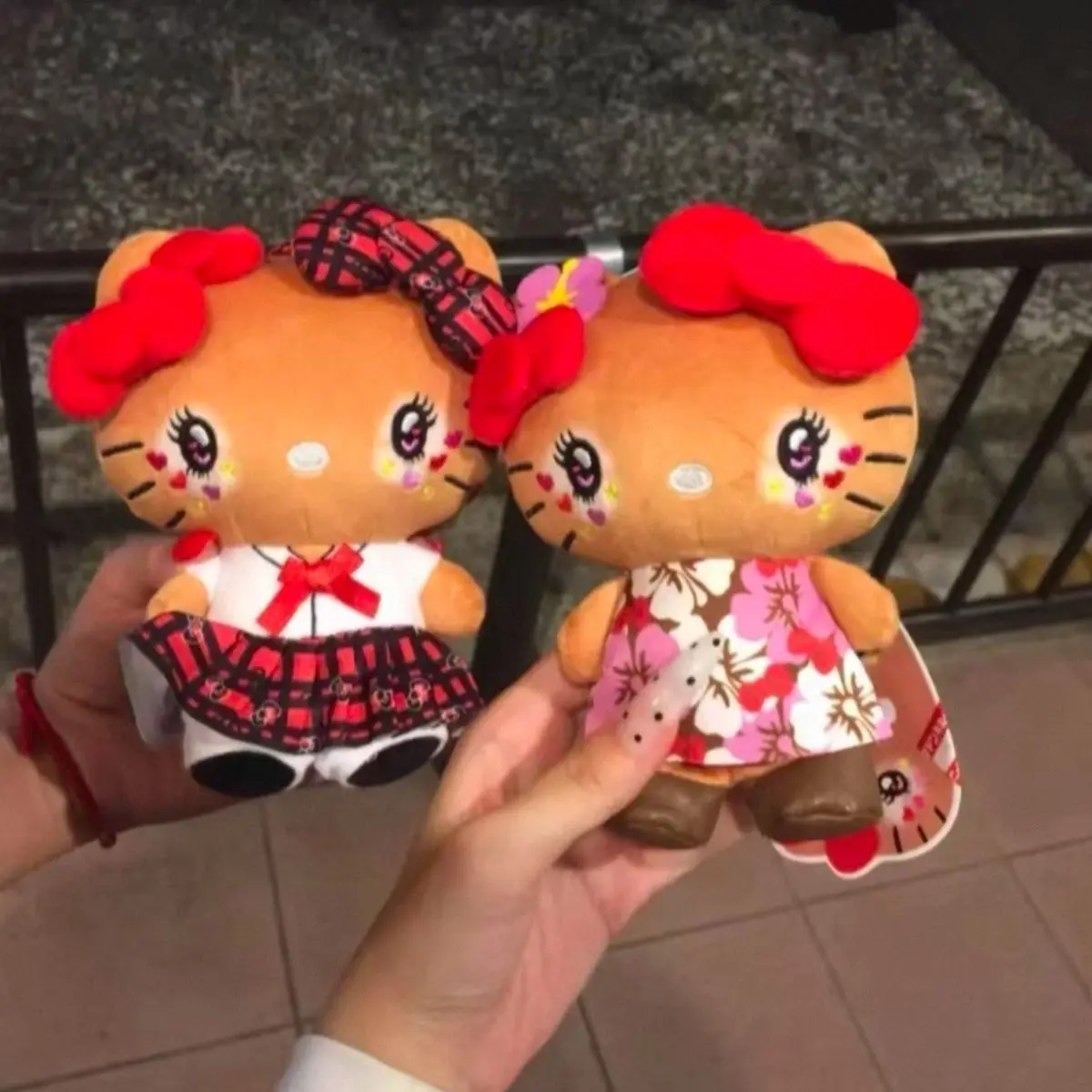 

Плюшевый брелок Hello Kitty в клетчатой юбке-лепестке Sanrio, 15 см, для рюкзака, украшение, незаменимый аксессуар для модниц, рождественский подарок