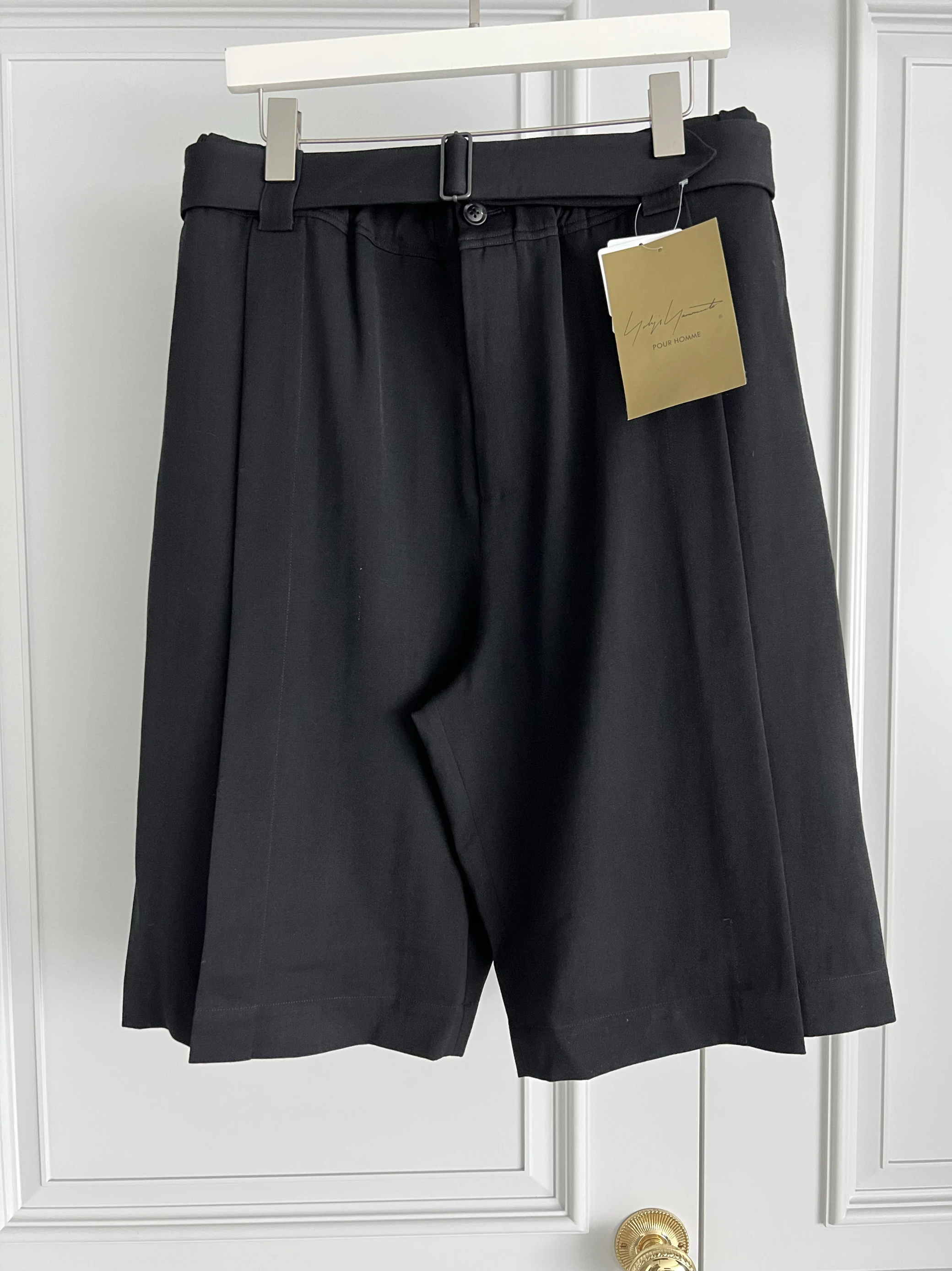 TOP-YAMAMOTO pantalones cortos capri informales negros de diseño original con aberturas grandes y pantalones cortos silueta de corte recto para hombres