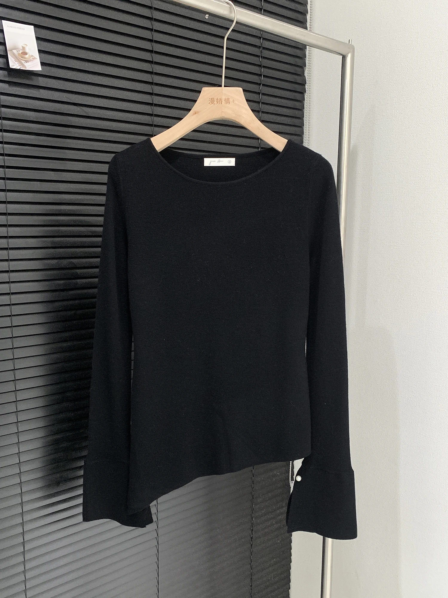 Elegant Loose Long Sleeve Knitted Sweater Women's Casual Bell Sleeve High-End Feeling Top Comfortable Polyester Fiber Knitted