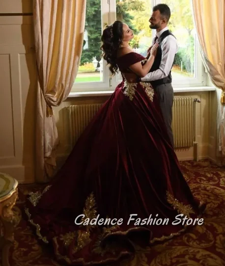 Burgundy Gorgeous Court Style Snap Shoulder Wedding Dress Strapless Studded Beaded Gold Lace Appliqued A-Line Velvet Bridal Wedd