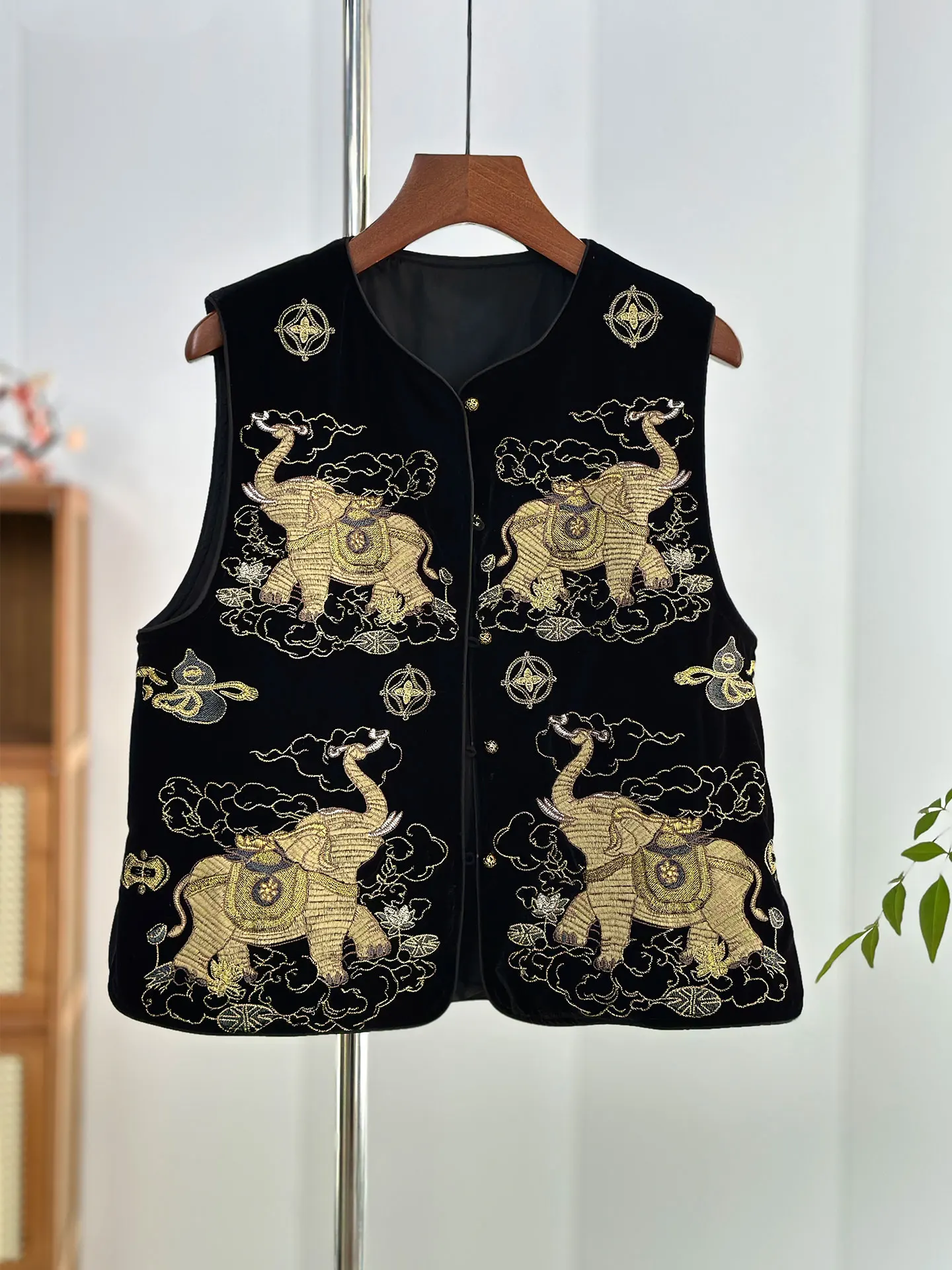 

Young High-Grade Machine Embroidery Velvet Vest Tops Outerwear New Chinese