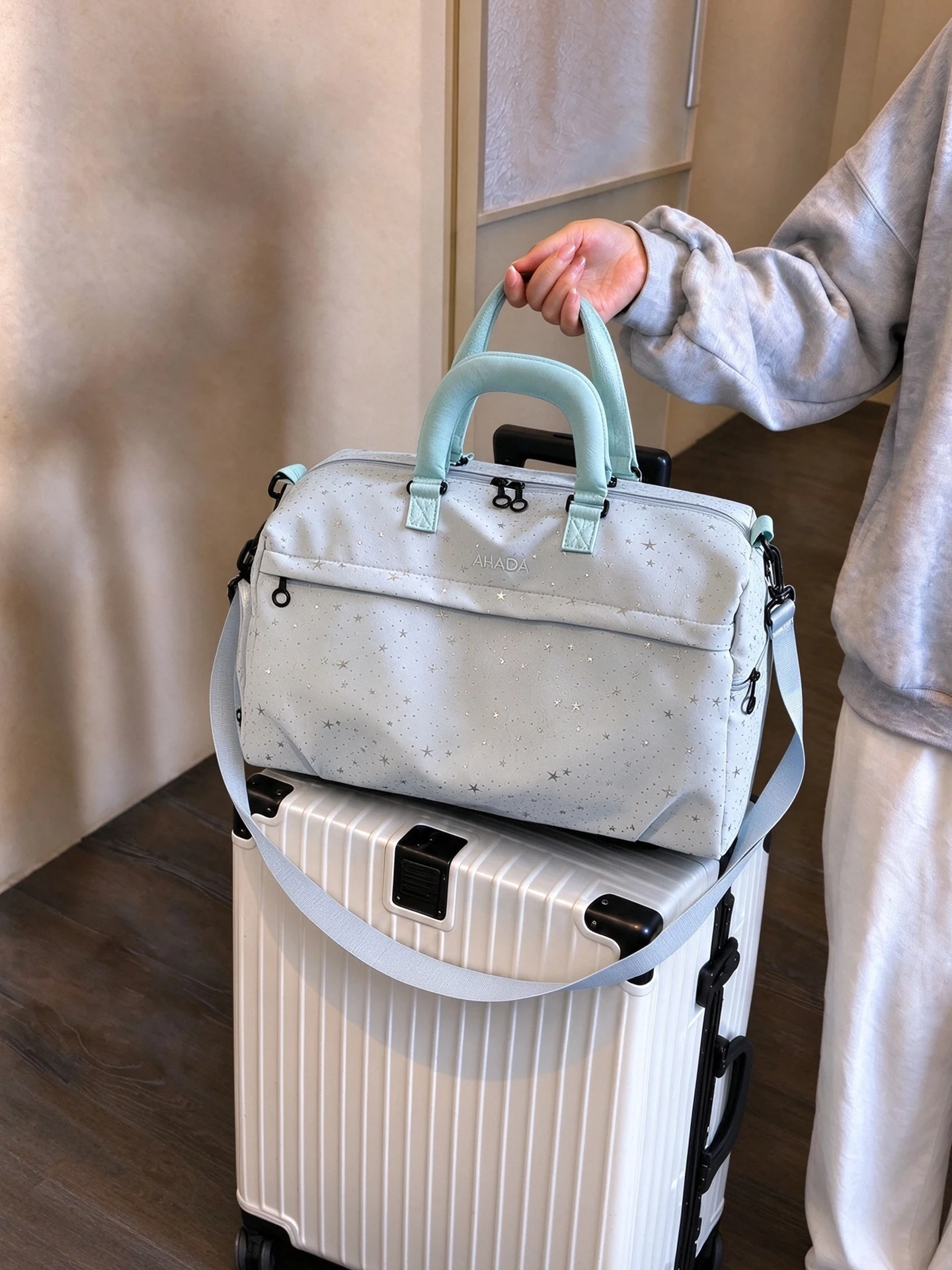 borsa-da-viaggio-da-donna-borsa-a-mano-leggera-e-portatile-con-scomparto-separato-per-indumenti-asciutti-e-bagnati-ideale-per-brevi-viaggi-viaggi-di-lavoro-bagaglio-a-mano-design-con-gancio-per-appenderla