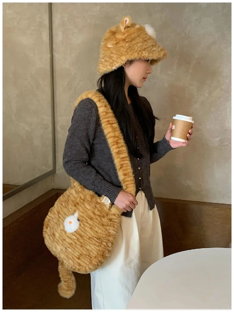 

2025 Новая сумка через плечо с милым плюшевым котом — стиль Ins, мягкая и пушистая, на одно плечо большой вместимости для девочек