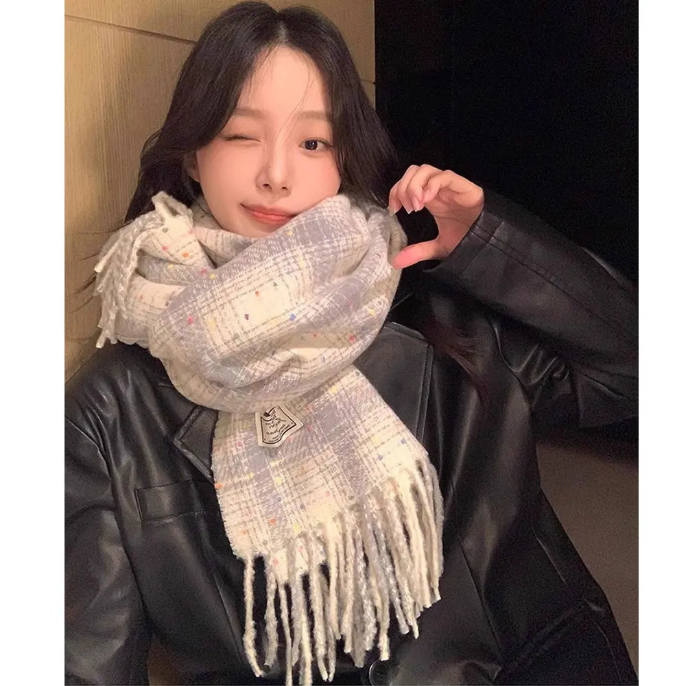 وشاح نسائي شتوي 2025 جديد لخريف وشتاء دافئ على الطراز الكوري مشاعر راقية جو الطالب نمط شبكي أبيض