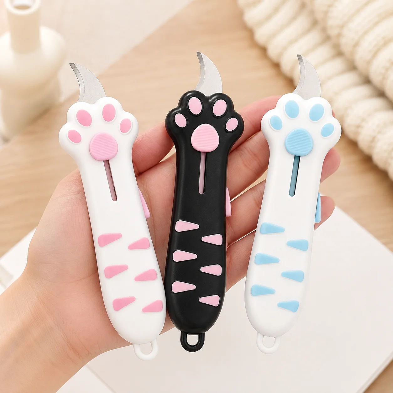 Niedliches Katzenpfoten-Design, faltbares Universalmesser, Taschen-Mini-Schere, gebogener Kopf, Kartonöffner, praktisches Bastel-Schneidewerkzeug zum Öffnen von Paketen im Büro. – Detail 2
