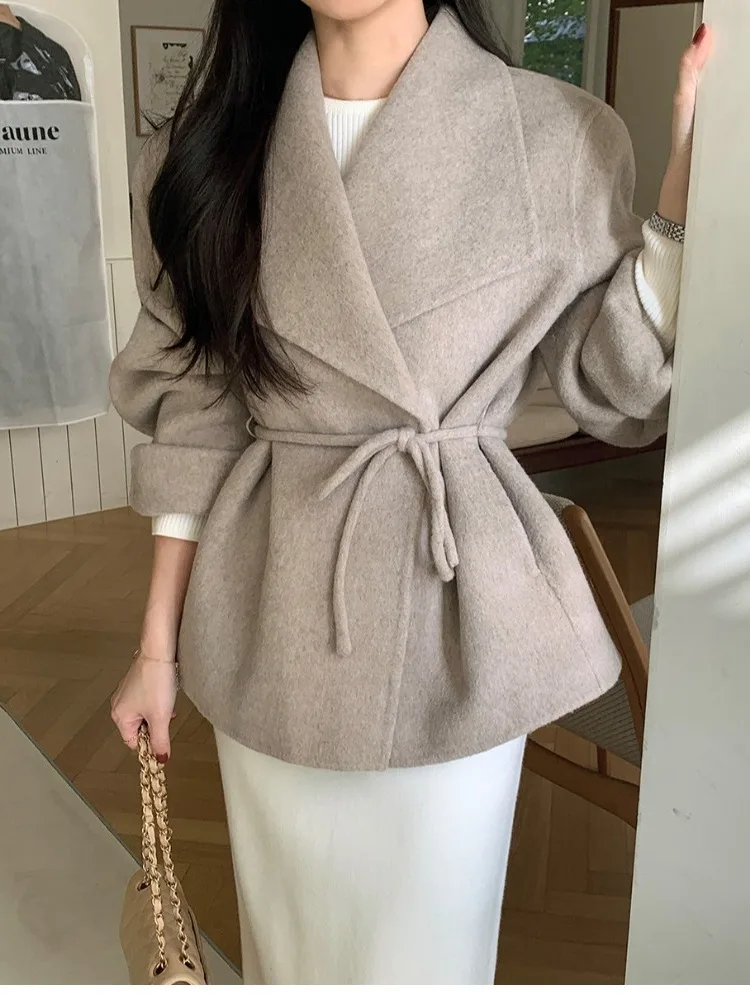 Elegant Short Woolen Coat for Women Chic Autumn Winter Vintage High-End Feelings Tailored Design French Style Online Exclusive